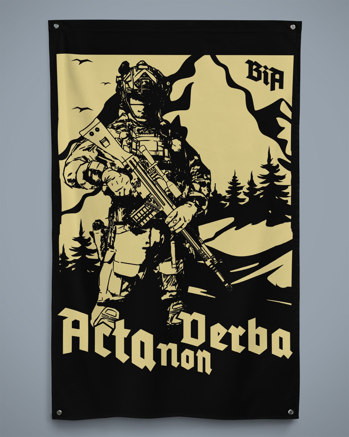 Die Acta Non Verba-Flagge von Brothers in Arms zeigt einen Soldaten mit Gewehr, Berge und Bäume sowie das Motto „Acta Non Verba“ und ein Logo. Diese hochwertige Flagge ist perfekt für den Innenbereich geeignet und wird mit robusten Ösen zum einfachen Aufhängen geliefert.