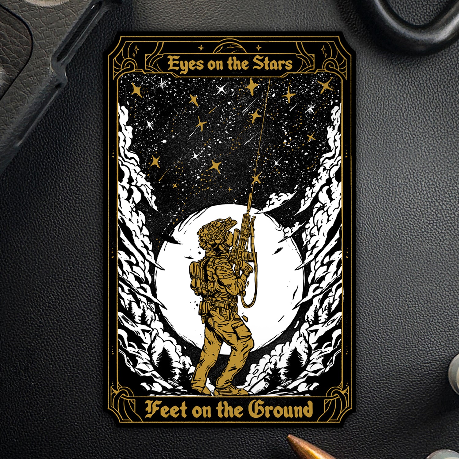 Eine kosmische Szene eines Astronauten, der inmitten einer himmlischen Gebirgslandschaft nach Sternen fischt, ist wunderschön in diesem Premium-Vinyldruck von Brothers in Arms, bekannt als „Stars Sticker“, eingefangen. #pieces_single 1