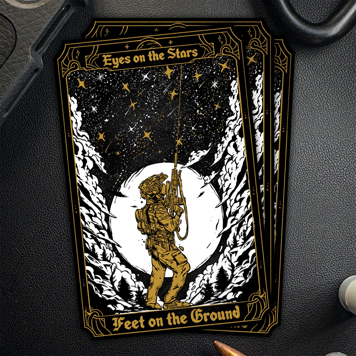 Der Brothers in Arms Stars Sticker zeigt einen Astronauten, der aus einer Höhle in einen Sternenhimmel klettert, und erinnert an einen Premium-Vinyldruck. Text: „Augen auf die Sterne, Füße auf dem Boden.“. #pieces_pack 3