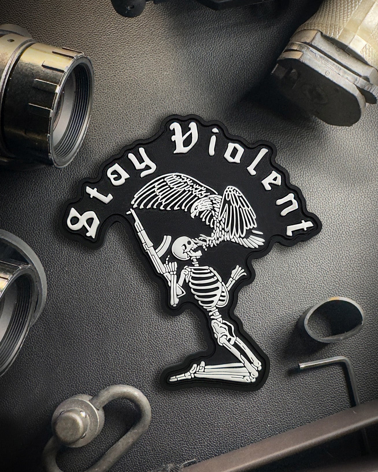 "Stay Violent" - PVC Patch mit Klettrückseite