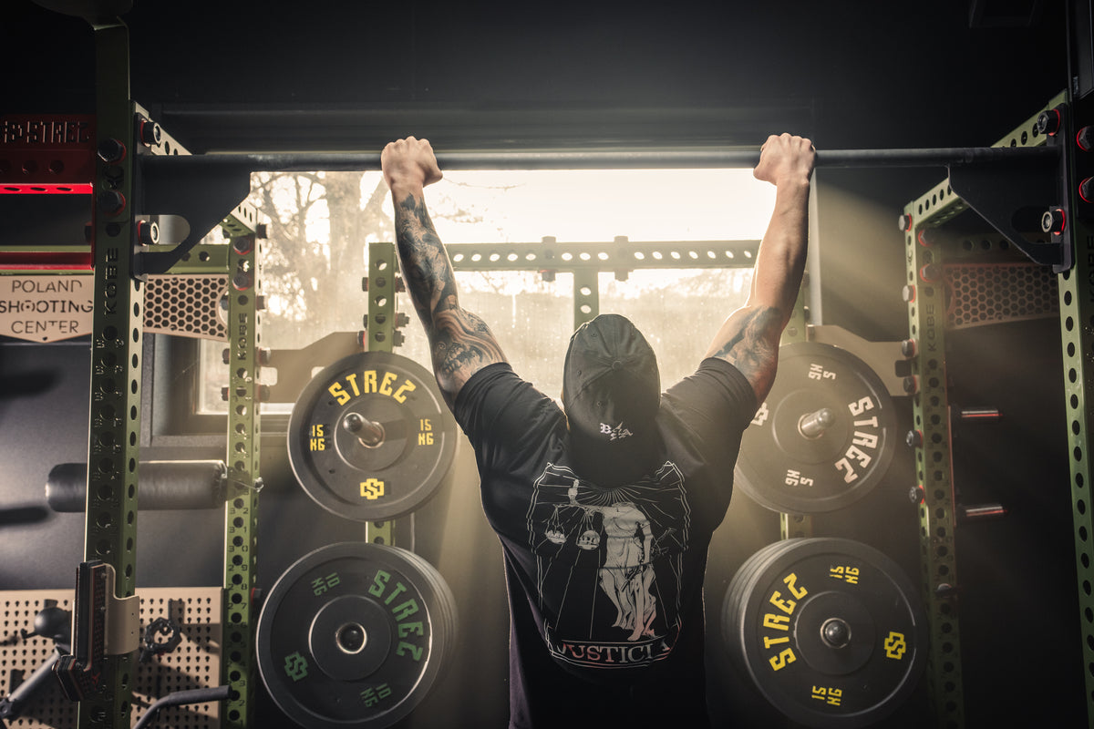 A man in the gym determined to go for the next set of reps.