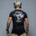 Mann in taktischer Ausrüstung, der ein „Brothers in Arms“-T-Shirt mit einer Grafik mit Militärmotiv auf der Rückseite trägt.
