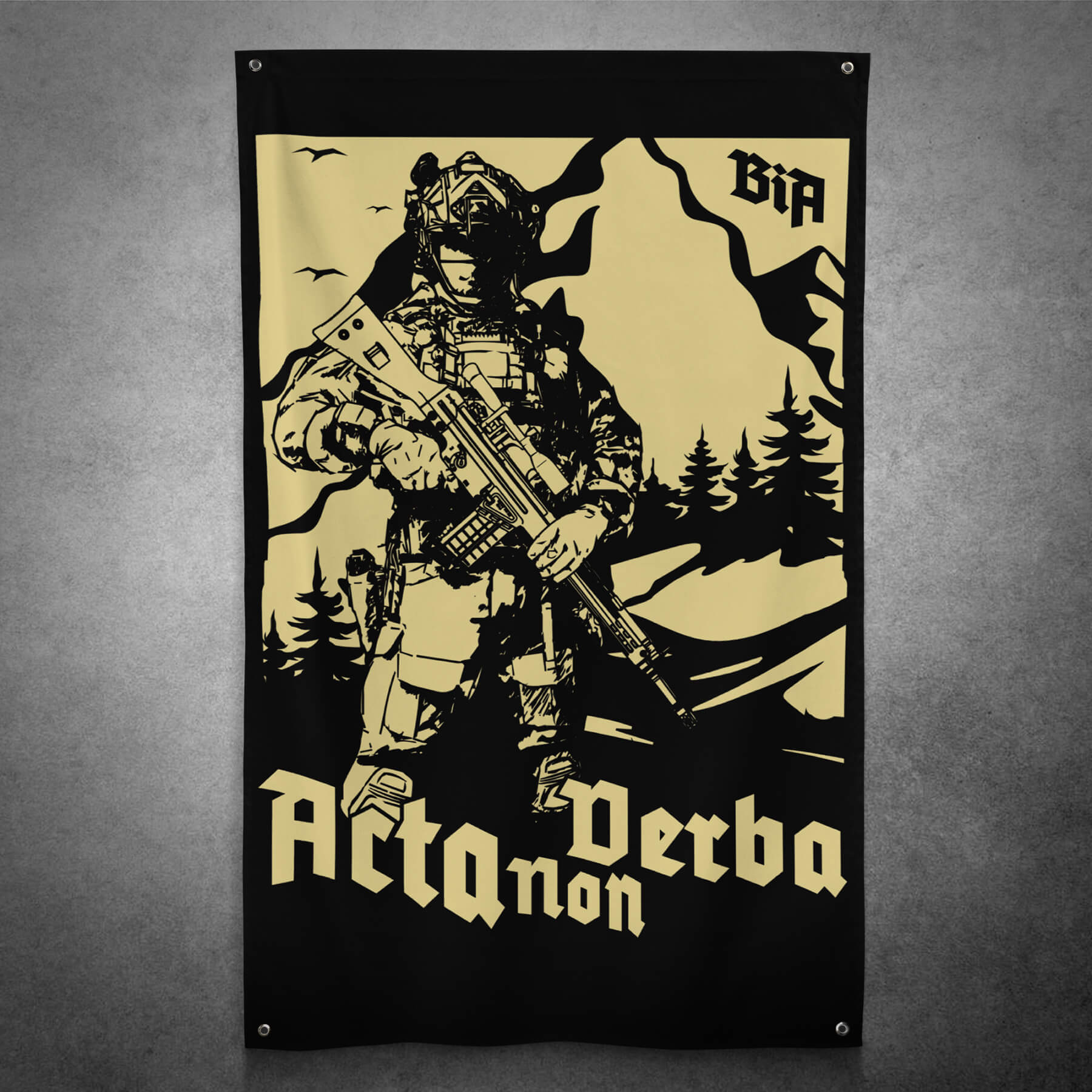 Die Acta Non Verba-Flagge von Brothers in Arms zeigt einen Soldaten mit Gewehr, Berge und Bäume sowie das Motto „Acta Non Verba“ und ein Logo. Diese hochwertige Flagge ist perfekt für den Innenbereich geeignet und wird mit robusten Ösen zum einfachen Aufhängen geliefert.