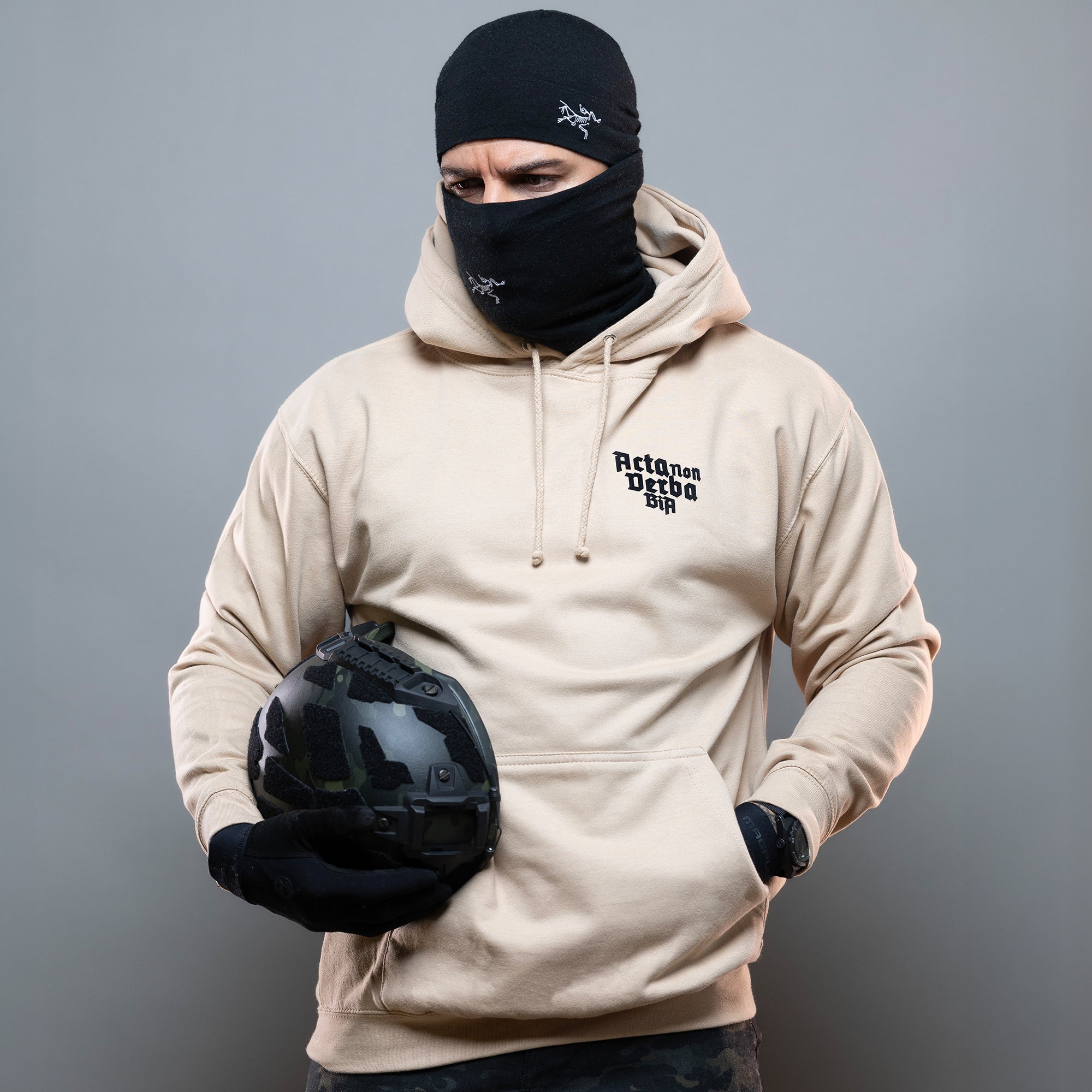 Acta non Verba Hoodie sand Vorderseite #color_sand