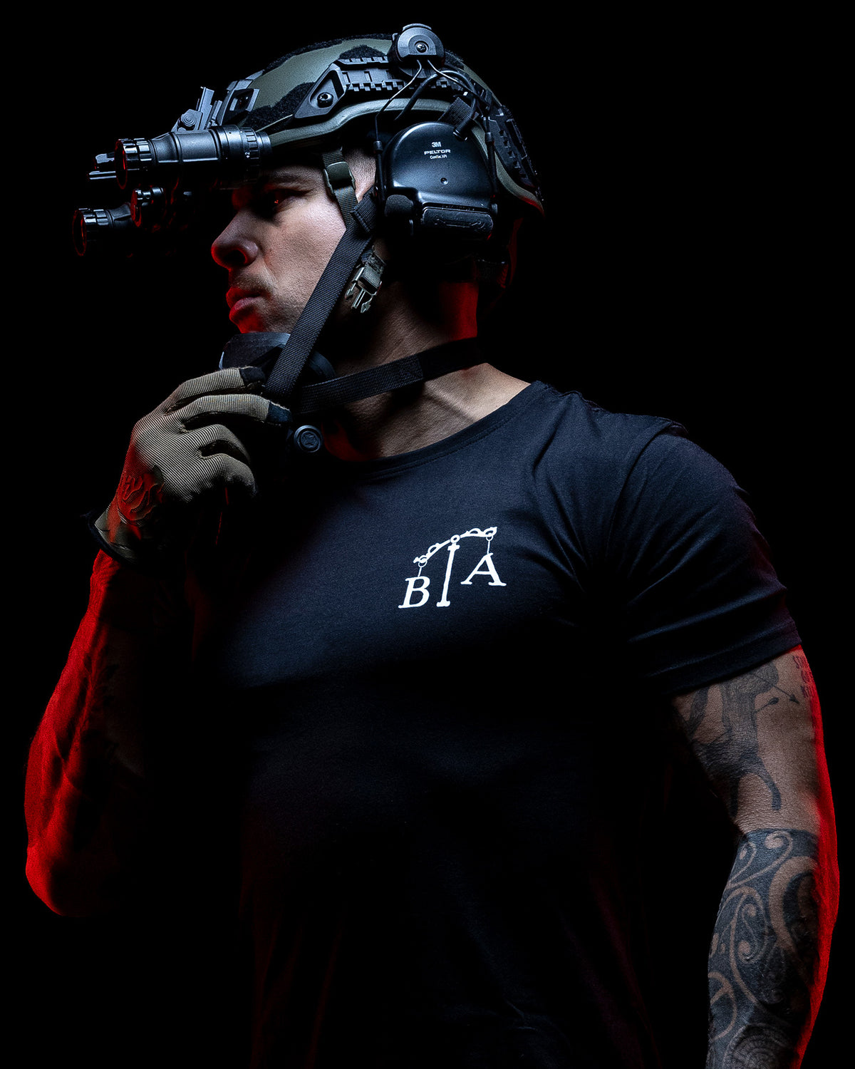 Operator in profile with night vision wearing the black Justicia T-Shirt