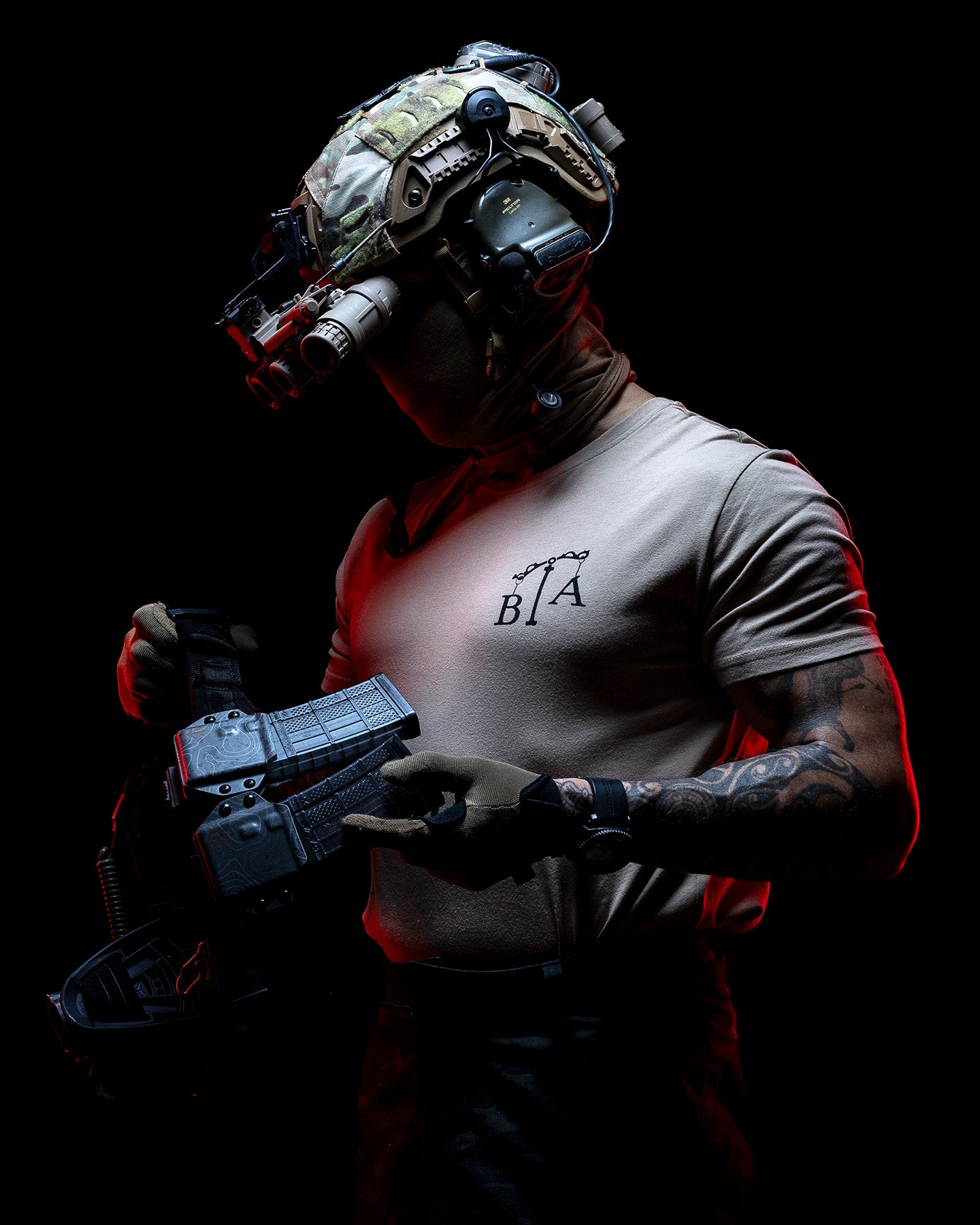 Operator with helmet and night vision in the sand Justicia T-Shirt, lit red #color_sand #in_field