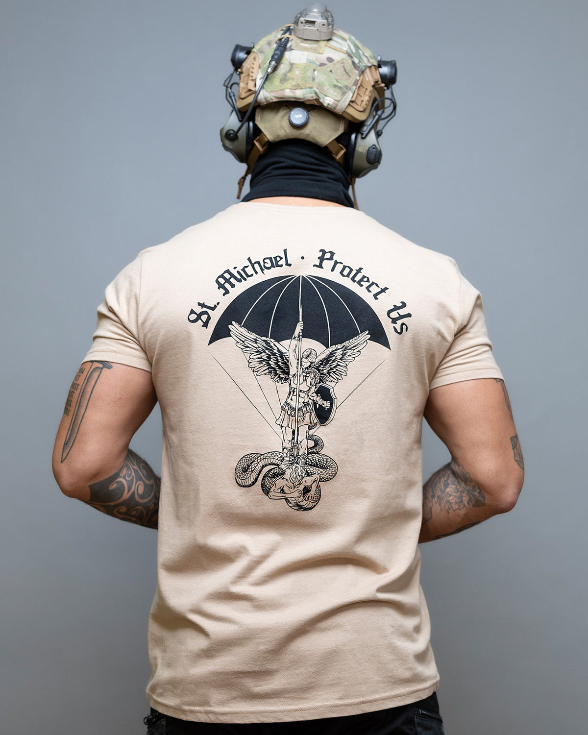 Man from behind in the sand St. Michael T-Shirt with the parachute back print