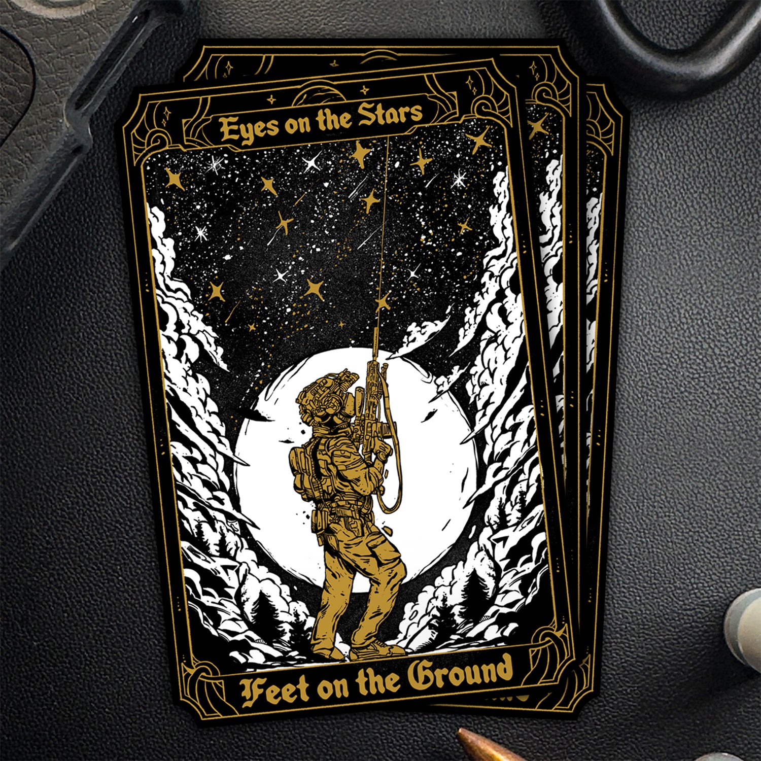 Der Brothers in Arms Stars Sticker zeigt einen Astronauten, der aus einer Höhle in einen Sternenhimmel klettert, und erinnert an einen Premium-Vinyldruck. Text: „Augen auf die Sterne, Füße auf dem Boden.“.