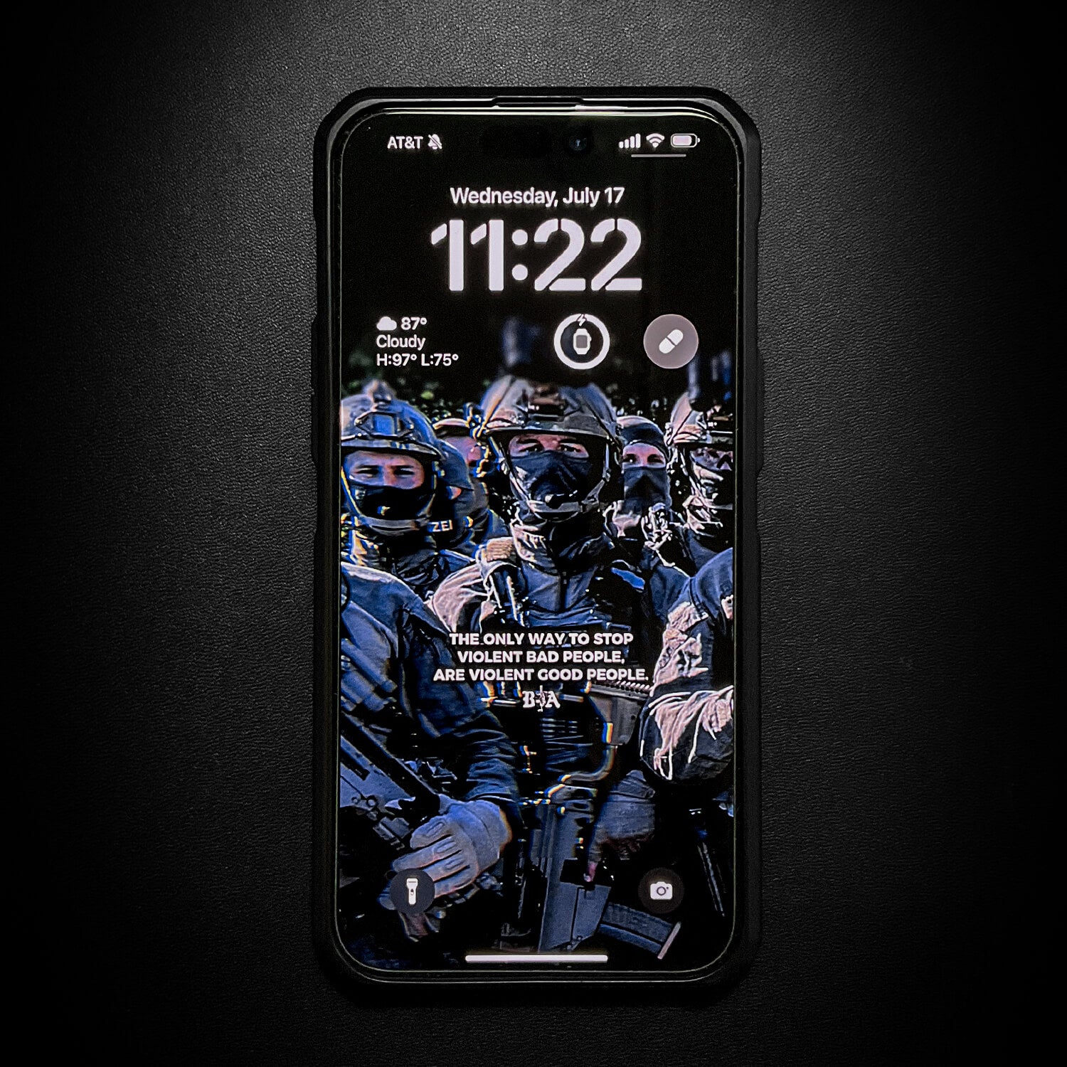 Das Smartphone der Brothers in Arms Stay Violent Collection verfügt über ein taktisches Team-Hintergrundbild und einen Sperrbildschirm mit Uhrzeit, Datum, Wetter und Benachrichtigungen und bietet Enthusiasten so sofortigen Action-Spaß.