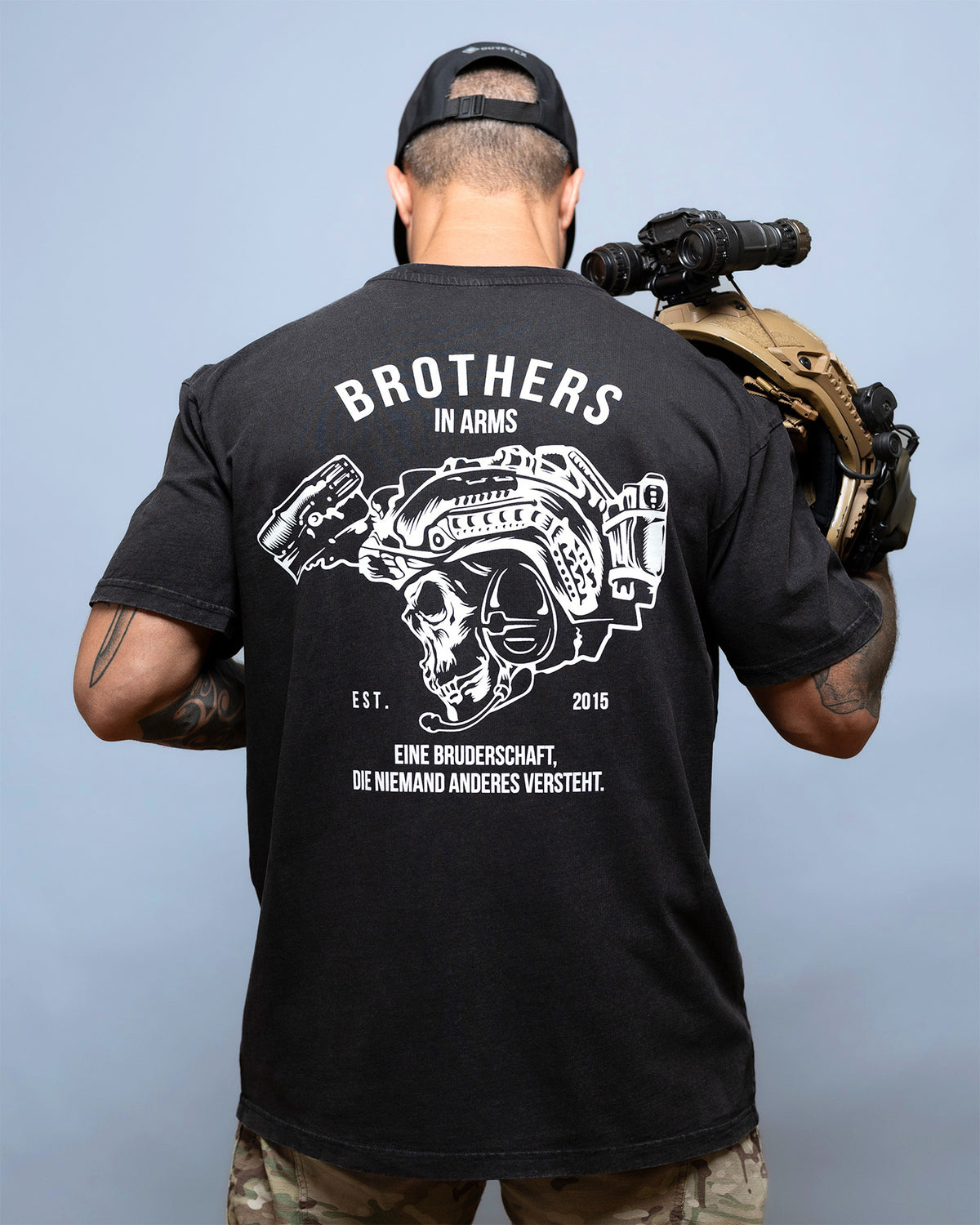 Man from behind in the black Team Oversized Shirt with the skull and helmet back print