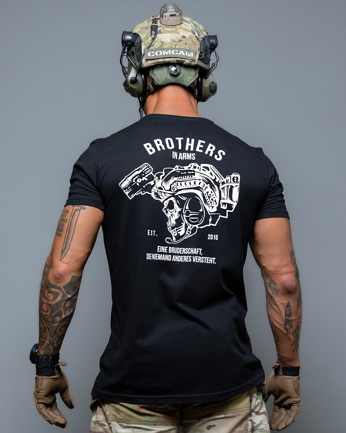 Man from behind in the black Team T-Shirt with the skull and helmet back print