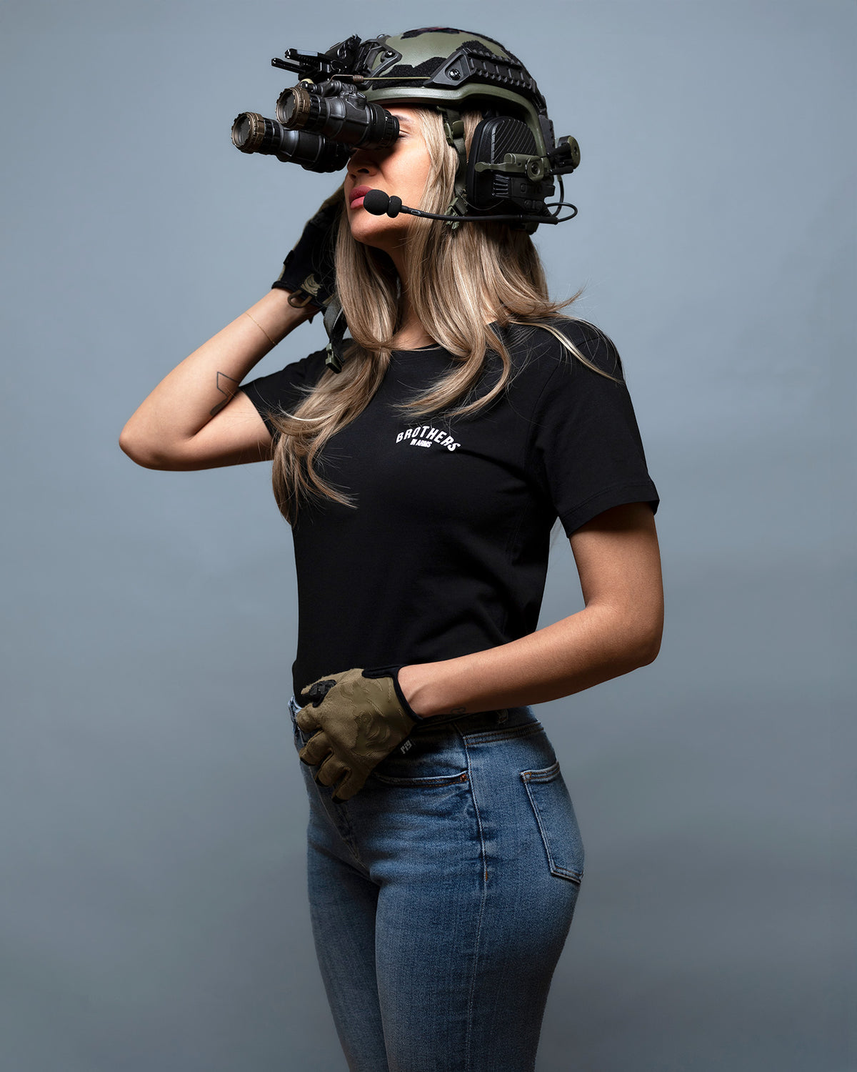 Woman with a helmet wearing the black Team Women's Shirt, side view