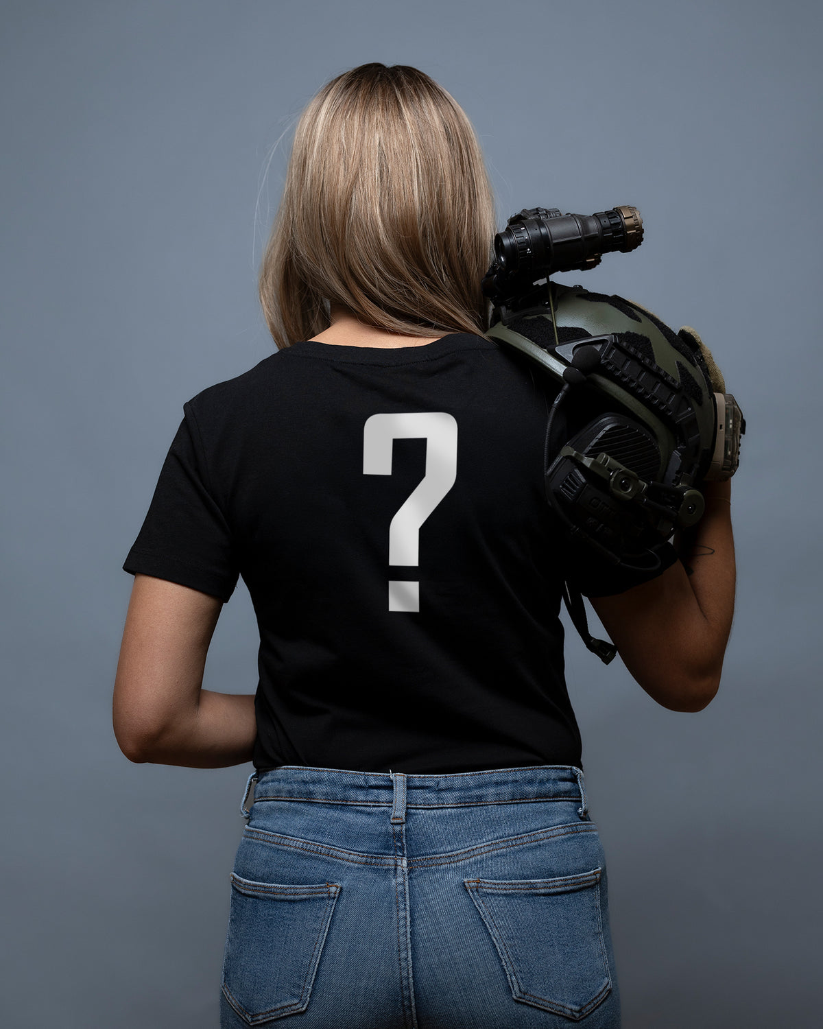 Woman from behind in the Mystery shirt with a question mark print